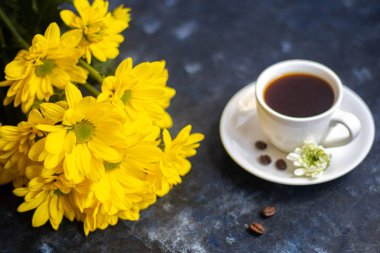 Beyaz krizantem buketi. Yakında pembe krema ve serpiştirilmiş iki çörek, tüm koyu bir arka plan üzerinde. Kartpostallar için kullanılabilir. 