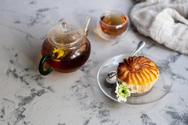 Zencefil ve kireç ile çiçek çayı. Bir tabak tabak tabak tabak tabak tabak tabak tabak tabak tabak tabak tabak tabak tabak tabak tabak tabak tabak tabak tabak tabak tabak tabak tabak tabak tabak tabak tabak tabak tabak tabak Her şey granit altında yapılmış gri bir arka plan üzerinde yer almaktadır. 