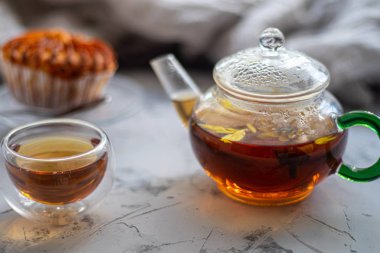 Zencefil ve kireç ile çiçek çayı. Bir tabak tabak tabak tabak tabak tabak tabak tabak tabak tabak tabak tabak tabak tabak tabak tabak tabak tabak tabak tabak tabak tabak tabak tabak tabak tabak tabak tabak tabak tabak tabak Her şey granit altında yapılmış gri bir arka plan üzerinde yer almaktadır. 