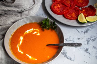 Pişmiş gazpacho sarımsak ile domates çorbası püresi. Zeytinyağı ile dökülür, yeşilliklerle süslenir. Diyet. Sağlıklı beslenme Arka planda acı biber sprigs. 