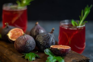 Olgun, güzel, mor incirler. Tatlı ve sulu. Akdeniz meyvesi çok sağlıklıdır. Otuz bir çekip reçel pişirebilirsin. Karanlık bir telif uzayı arka planında boş bir alan var. Vejetaryenler için yiyecek.. 