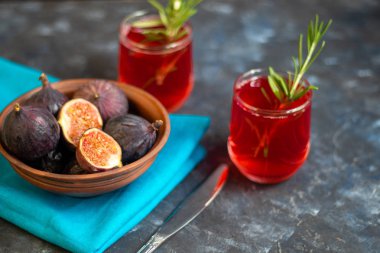 Olgun, güzel, mor incirler. Tatlı ve sulu. Akdeniz meyvesi çok sağlıklıdır. Otuz bir çekip reçel pişirebilirsin. Karanlık bir telif uzayı arka planında boş bir alan var. Vejetaryenler için yiyecek.. 