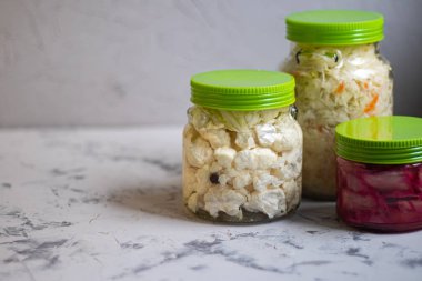 Ekşi, ekşi süt, lahana turşusu. Hem beslenme hem de günlük beslenme için idealdir. Vejetaryenler ve vejetaryenler bunu yiyebilir. Yararlı bakteriler sindirim sisteminin işleyişini geliştirir. Boşluğu kopyala. 