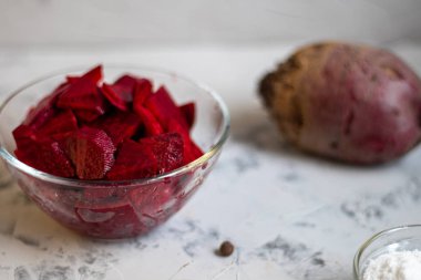 Ekşi, mayalanmış, ekşi pancar. Hem beslenme hem de günlük beslenme için idealdir. Vejetaryenler ve vejetaryenler yiyebilir. Faydalı bakteriler gastrointestinal bölgenin işleyişini geliştirir..
