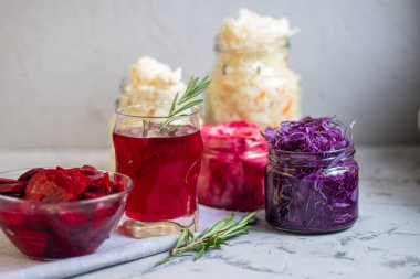 Lahana turşusu, mayalanmış, ekşi lahana. Ekşi pancar. Hem beslenme hem de günlük beslenme için idealdir. Vejetaryenler yiyebilir. Faydalı bakteriler gastrointestinal bölgenin işleyişini geliştirir. 