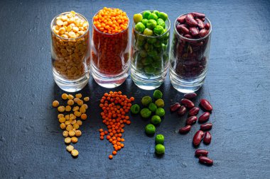Vejetaryen yemekleri ve daha fazlası için fasulye ürünleri seçimi. Fasulye, bezelye, taze ve kuru, mercimek. Protein ve yararlı elementler açısından zengindirler. Uzayı kopyala Koyu arkaplan.