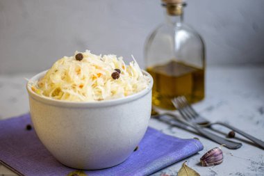 Ekşi lahana tabağı. Bu yararlı bir mayalanmış ürün. Ekşi lahana vitamin açısından zengindir ve birçok farklı ulusta kullanılır. Mayalama süreci besinleri yok etmez.. 