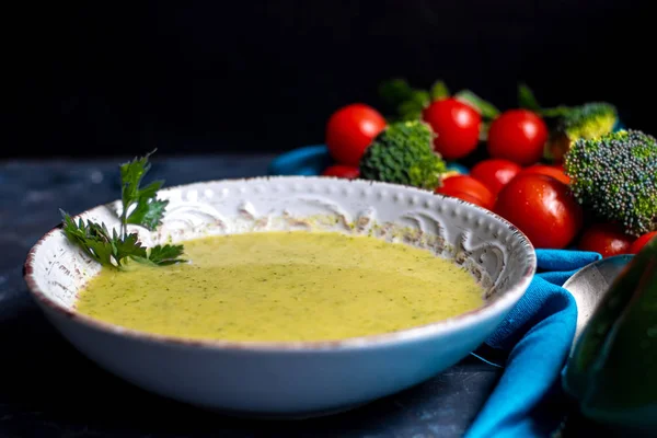 Sopa Creme Brócolis Desintoxicante Verde Com Sementes Chia Cebola Vermelha — Fotografia de Stock
