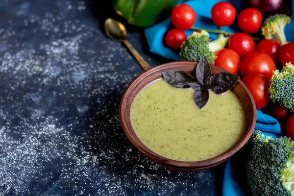 Sopa Crema Brócoli Verde Desintoxicación Con Semillas Chía Cebollas Rojas —  Fotos de Stock