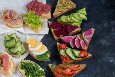 Sandviçler üçgen ve oval. Vejetaryen ve daha fazlası. Avokado, ıspanak ve kremalı yoğurt. Salatalık, şalgam, domates, salam, balyk, kırmızı havyar, ıspanak, yumurta ve zeytin.. 