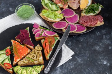 Sandviçler üçgen ve oval. Vejetaryen ve daha fazlası. Avokado, ıspanak ve kremalı yoğurt. Salatalık, şalgam, domates, salam, balyk, kırmızı havyar, ıspanak, yumurta ve zeytin.. 