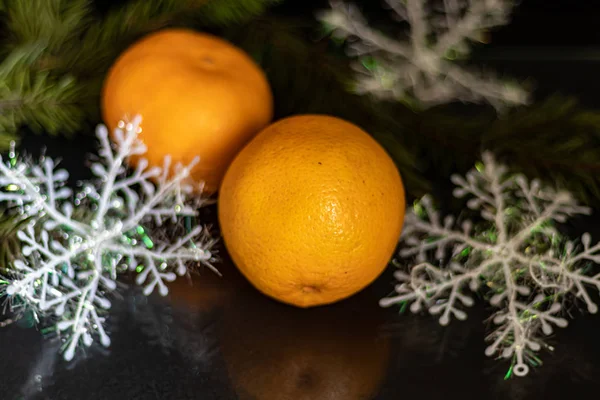 Mandarinen Auf Schwarzem Hintergrund Weihnachtsbaumzweig Neujahr Kopierraum Vegetarismus — Stockfoto