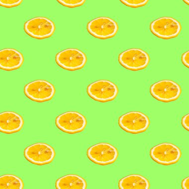 Salata arka planında limon dilimleri olan kusursuz bir desen. Yiyeceğin en az izometrik dokusu. Tahtalar için kullan, kumaş üzerine baskı yap. Yukarıdan görüntüle.