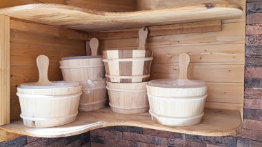 Spa, sauna ve sağlık. Buhar odası için ahşap kaseler. Kış sağlığı konsepti gevşeme ve terapi.