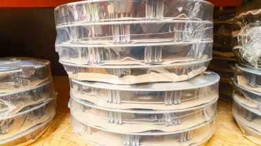 Araba jantları raflarda. Alıcı bekliyorum. Ahşap altlıklarda. Çeşitli alaşım tekerlekleri.