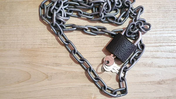 Nouvelle Chaîne Métallique Cadenas Verrouillé Sur Fond Bois Vue Haut — Photo