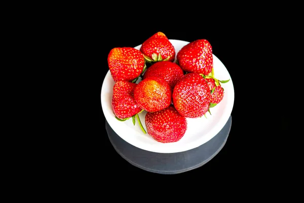 Grandes Fresas Maduras Recogen Del Jardín Sobre Fondo Madera Negro — Foto de Stock