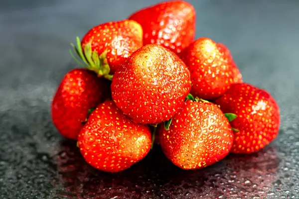 Grandes Fresas Maduras Recogen Del Jardín Sobre Fondo Madera Negro — Foto de Stock