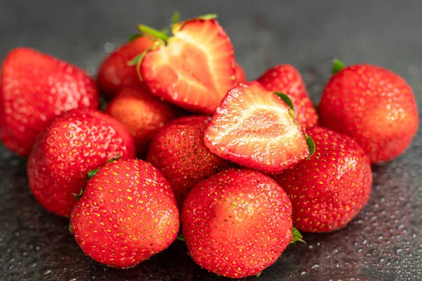 Grandes Fresas Maduras Recogen Del Jardín Sobre Fondo Madera Negro — Foto de Stock