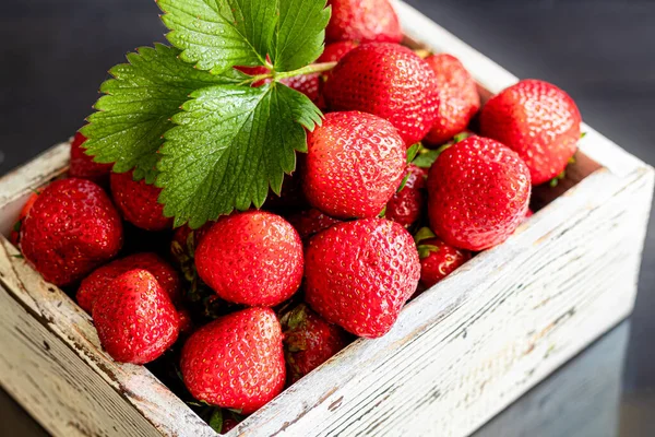 Grandes Fresas Maduras Recogen Del Jardín Sobre Fondo Madera Negro — Foto de Stock