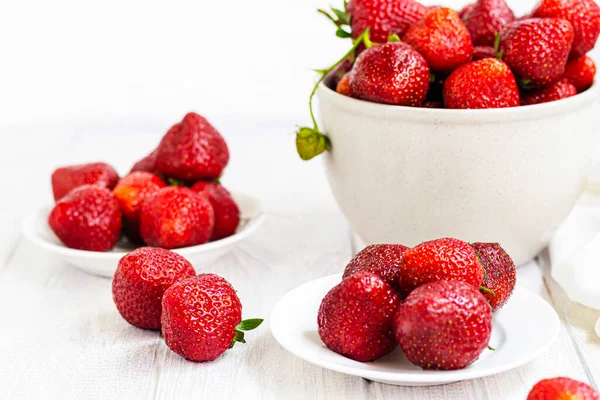 Grandes Fresas Maduras Recogen Del Jardín Sobre Fondo Madera Blanca — Foto de Stock