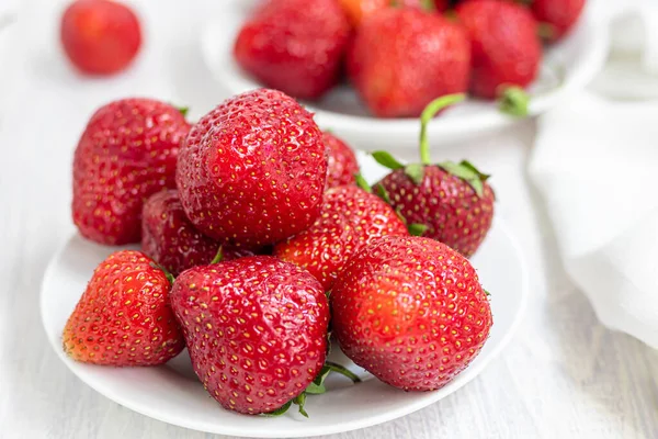 Grandes Fresas Maduras Recogen Del Jardín Sobre Fondo Madera Blanca — Foto de Stock