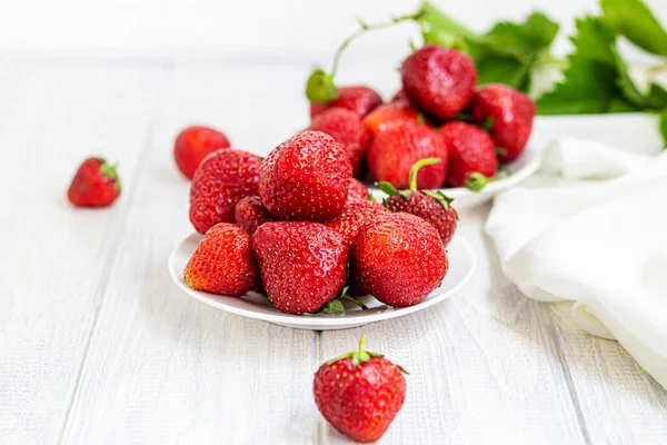 Grandes Fresas Maduras Recogen Del Jardín Sobre Fondo Madera Blanca — Foto de Stock