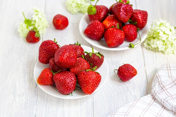 Grandes Fresas Maduras Recogen Del Jardín Sobre Fondo Madera Blanca — Foto de Stock