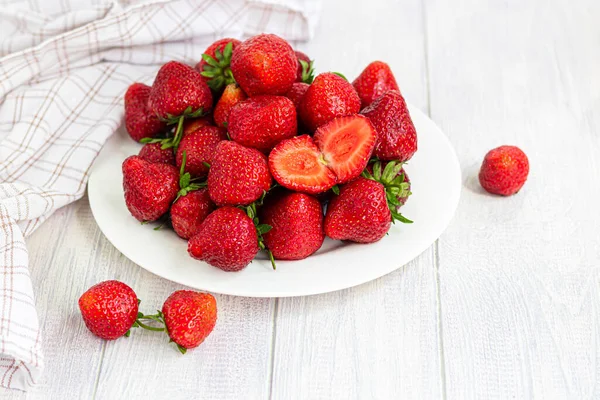 Grandes Fresas Maduras Recogen Del Jardín Sobre Fondo Madera Blanca — Foto de Stock