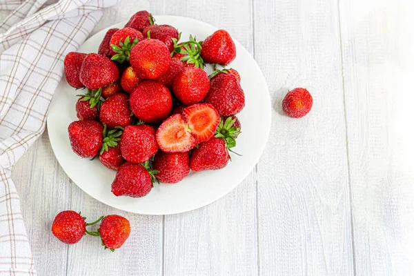 Grandes Fresas Maduras Recogen Del Jardín Sobre Fondo Madera Blanca — Foto de Stock