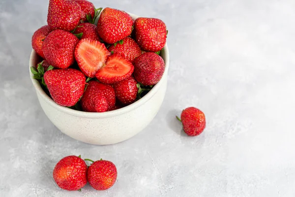 Grandes Fresas Maduras Recogen Del Jardín Sobre Fondo Piedra Gris — Foto de Stock