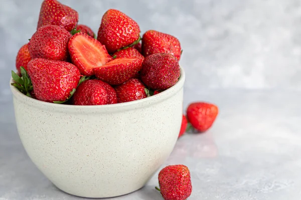 Grandes Fresas Maduras Recogen Del Jardín Sobre Fondo Piedra Gris — Foto de Stock