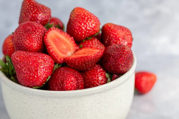 Grandes Fresas Maduras Recogen Del Jardín Sobre Fondo Piedra Gris — Foto de Stock