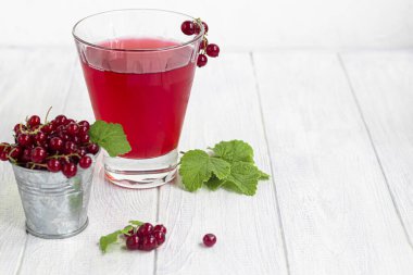 Hafif ahşap arka planda kırmızı frenk üzümü. Vitamin kokteyli. Boşluğu kopyala.