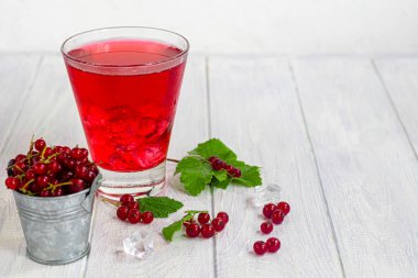 Hafif ahşap arka planda kırmızı frenk üzümü. Vitamin kokteyli. Boşluğu kopyala.