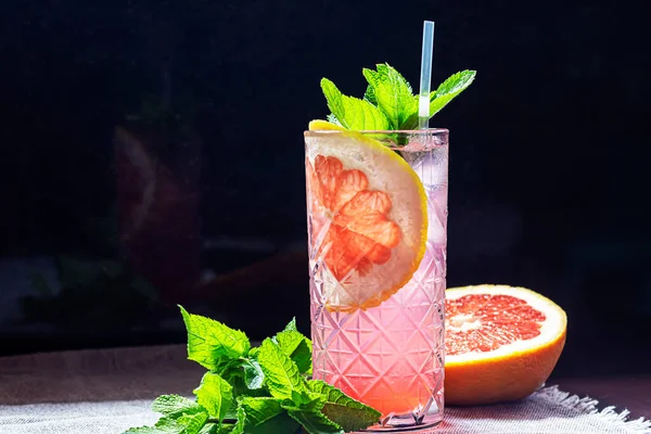 Een Verfrissende Zomercocktail Met Een Plakje Grapefruit Alcoholische Drank Paloma — Stockfoto