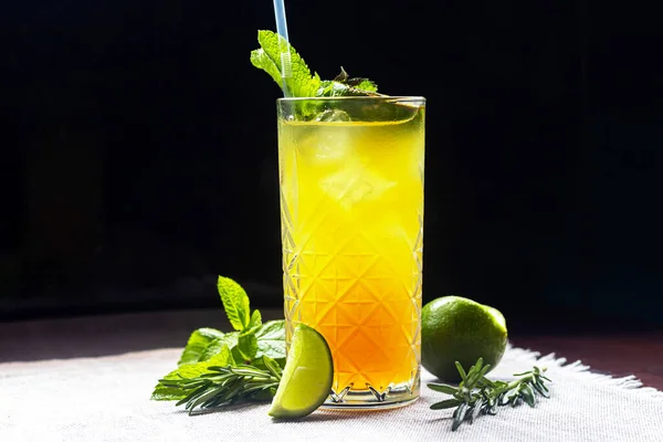 Ein Erfrischender Sommercocktail Mit Einer Scheibe Limette Alkoholisches Getränk Mit — Stockfoto