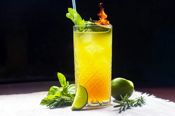 Orzeźwiający Letni Koktajl Kawałkiem Limonki Napój Alkoholowy Ozdobiona Gałązką Mięty — Zdjęcie stockowe