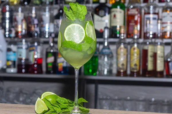 Ein Erfrischender Sommercocktail Mit Einer Scheibe Limette Alkoholisches Getränk Mit — Stockfoto