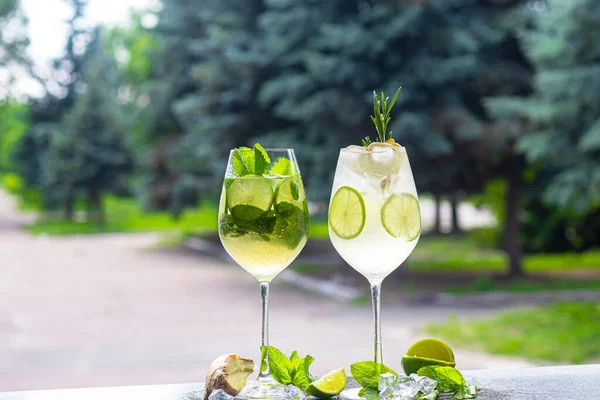 Limonlu Ferahlatıcı Bir Yaz Kokteyli Alkolik Içki Bir Tutam Nane — Stok fotoğraf