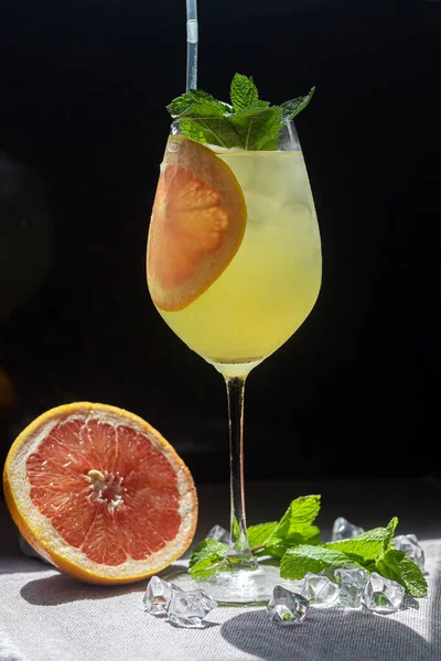 Odświeżające Letnie Koktajle Kawałkiem Limonki Napój Alkoholowy Ozdobiona Gałązką Mięty — Zdjęcie stockowe