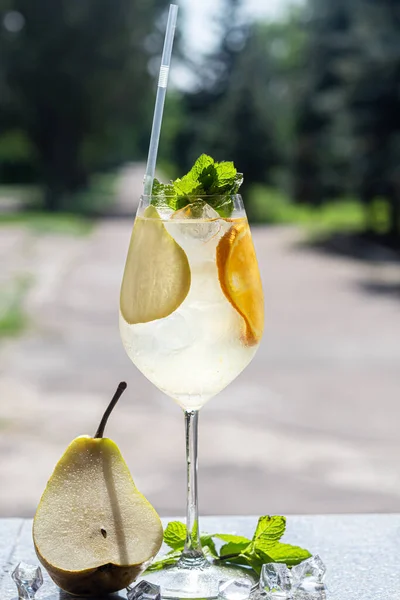 Δροσιστικά Καλοκαιρινά Κοκτέιλ Μια Φέτα Λάιμ Αλκοολικό Ποτό Γαρνιρισμένο Ένα — Φωτογραφία Αρχείου