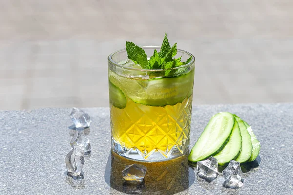Erfrischende Sommerliche Cocktails Mit Einer Scheibe Limette Alkoholisches Getränk Mit — Stockfoto