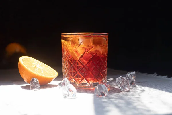 Bir dilim limonla serinletici yaz kokteylleri. Alkolik içki. Bir tutam nane, narenciye ve buz ile süslenmiş. Barda. Önplan.