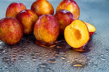 Taze erikler sarı kırmızıdır. Sulu ve büyük. İleride kullanmak üzere mal satın almak. Bağışıklık için vitaminler. Siyah bir arka planda. Boşluğu kopyala