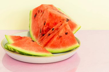 Tabakta lezzetli kırmızı dilimlenmiş karpuz. İplik ve früktoz stoku. Yaz yemekleri konsepti. Boşluğu kopyala.