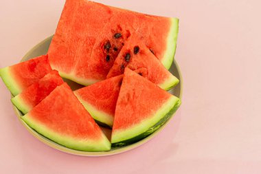 Tabakta lezzetli kırmızı dilimlenmiş karpuz. İplik ve früktoz stoku. Yaz yemekleri konsepti. Boşluğu kopyala.