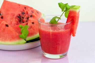 Karpuzlu meyve püresi. Tabakta lezzetli kırmızı dilimlenmiş karpuz. İplik ve früktoz stoku. Yaz yemekleri konsepti. Boşluğu kopyala.