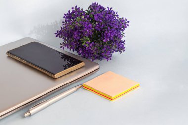 Karantina, online eğitim, evden çalışma. Laptop, telefon ve kalem, etiketler ve kahve yeniden kullanılabilir bardakta. Dünyada koronavirüs salgını. Ofisleri ve okulları kapatıyorum. Boşluğu kopyala.