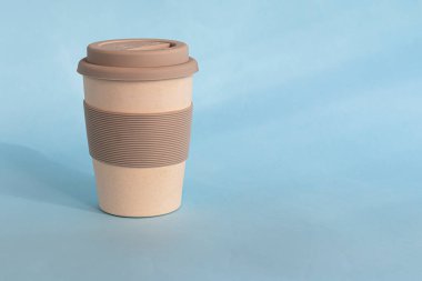 Çevre dostu malzemeden yeniden kullanılabilir cam. Hem sıcak hem de soğuk içecekler içebilirsin. Kahve, çay, karpuz suyu ve alkollü kokteyller. Boşluğu kopyala.